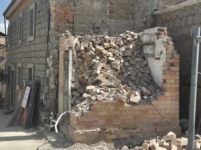 Bassano in Teverina, demolita la cabina elettrica all'ingresso del borgo