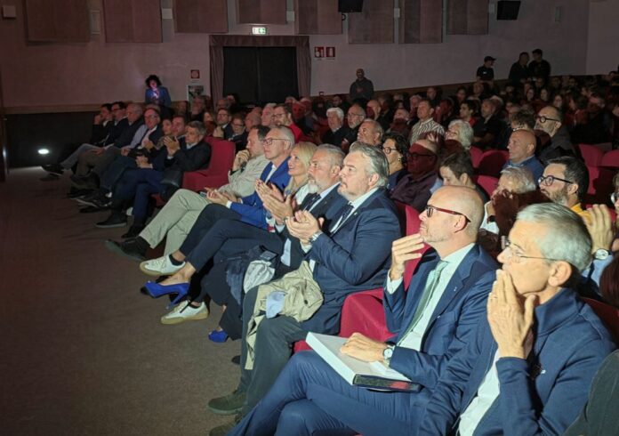 Al centro, il consigliere regionale Diego Bernardis (Fp)